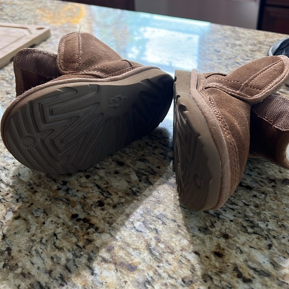 Great condition uni sex toddler uggs booties - Picture 5 of 6